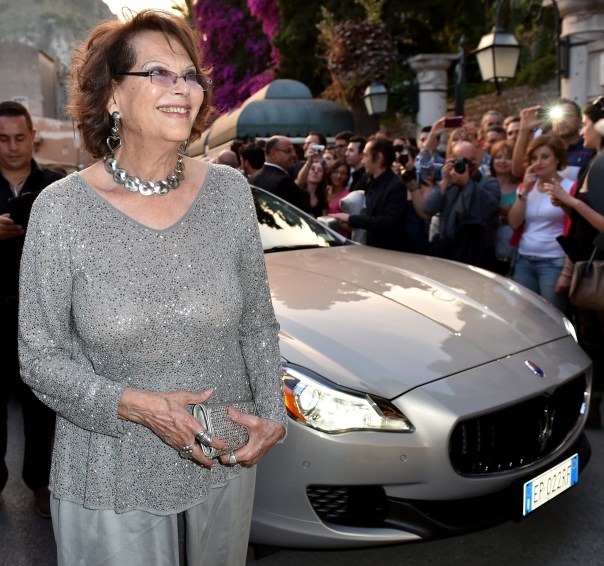 Claudia Cardinale fährt im Maserati Quattroporte vor