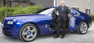 Das ist noch nicht der neue, sondern der bekannte Rolls-Royce: Autotester Rudolf Huber am Wraith. Foto: Gudrun Muschalla/Rolls-Royce